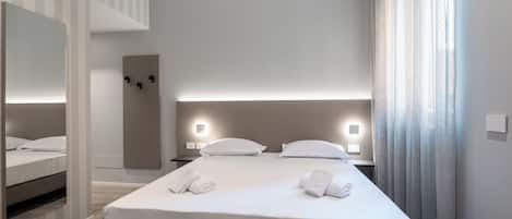 Camera con letto matrimoniale o 2 letti singoli | Minibar, una cassaforte in camera, una scrivania, Wi-Fi gratuito