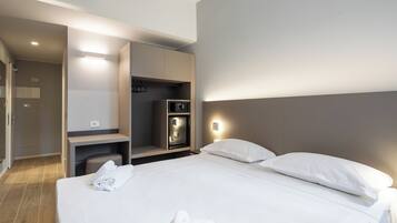 Camera con letto matrimoniale o 2 letti singoli | Minibar, una cassaforte in camera, una scrivania, Wi-Fi gratuito