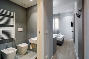 Habitación con 1 cama doble o 2 individuales | Baño | Ducha, artículos de higiene personal gratuitos y secador de pelo