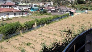 Zona residencial con casas, un templo y un campo cercado.