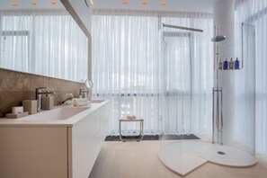Suite royale, 2 chambres, foyer, vue sur le lac | Literie de qualité, minibar, coffre-fort, bureau