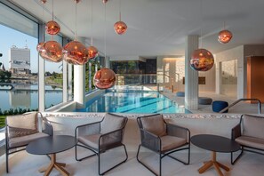 Piscine intérieure