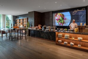 อาหารเช้าแบบบุฟเฟ่ต์ทุกวัน (RUB 2000 ต่อคน)