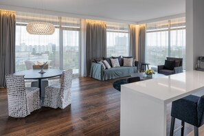 Suite Affaires, 2 chambres, terrasse, vue sur le lac | Vue de la chambre