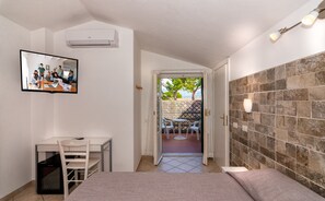 Standard Double Room | Minibar, in-room safe, desk, laptop workspace