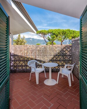 Standard Double Room | Terrace/patio - Hotel Eura (Massa)