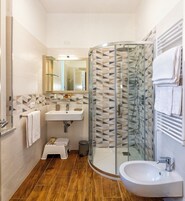 Camera Tripla Comfort - Depandance | Bathroom | Shower, free toiletries, hair dryer, bidet