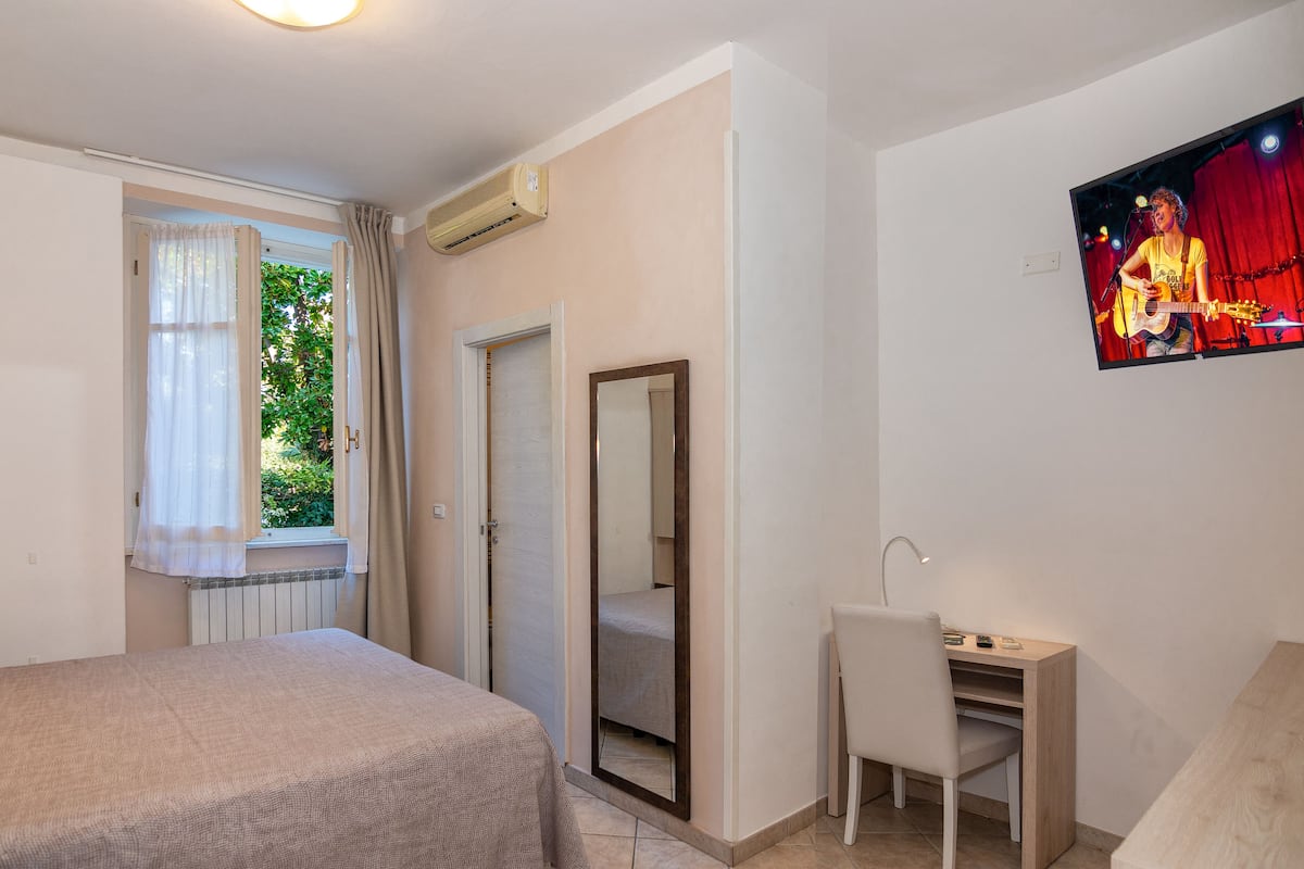 Economy tweepersoonskamer, op benedenverdieping | Een minibar, een kluis op de kamer, een bureau, een laptopwerkplek