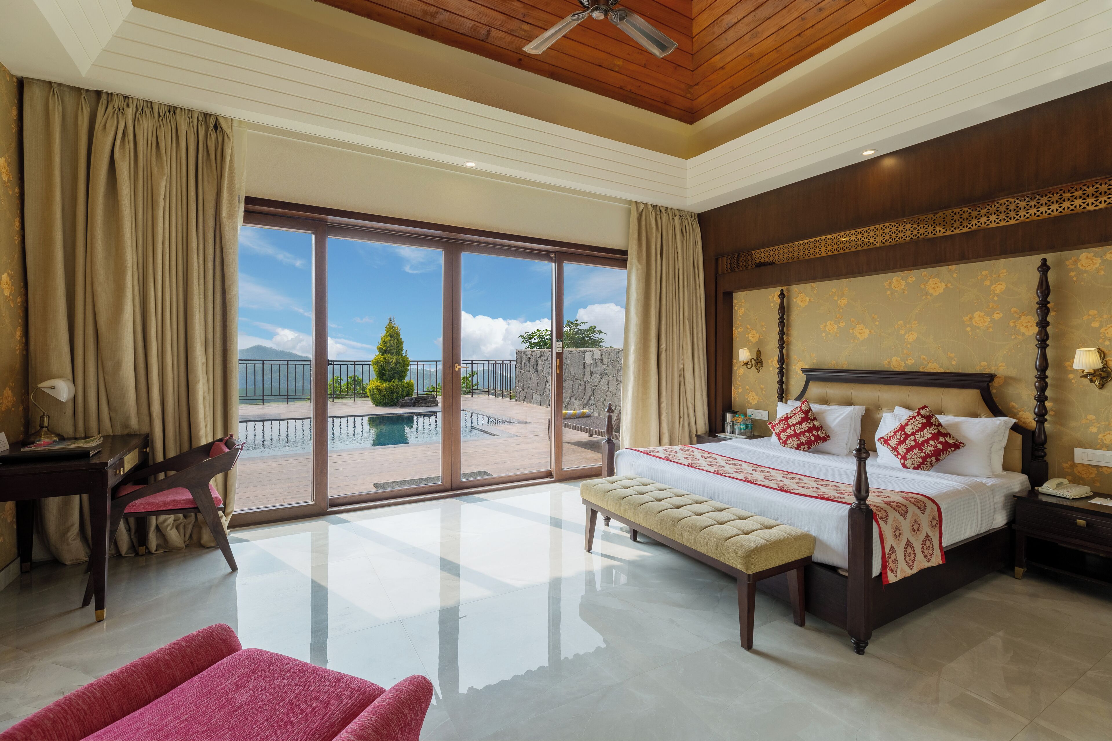 Innenpool, Außenpool, geöffnet von 09:00 Uhr bis 18:00 Uhr, Liegestühle