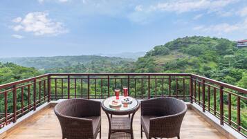 Habitación superior | Ropa de cama de alta calidad, minibar, caja fuerte