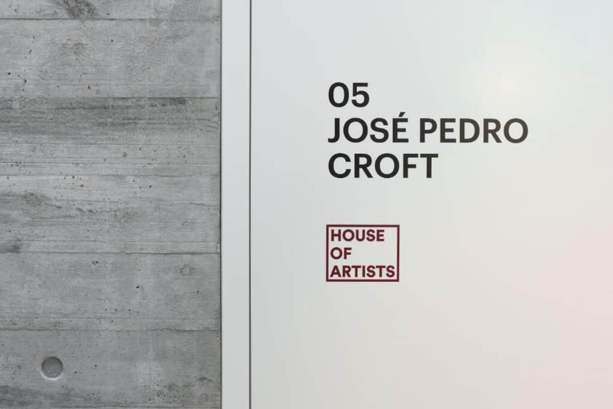 A wall with the text "05 JOSÉ PEDRO CROFT" and "HOUSE OF ARTISTS" on it.