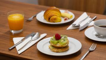 Daily to-go breakfast (EUR 13.00 per person)