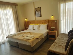 全景双人房或双床房, 海景 | 客房内保险箱、办公桌、隔音、床单