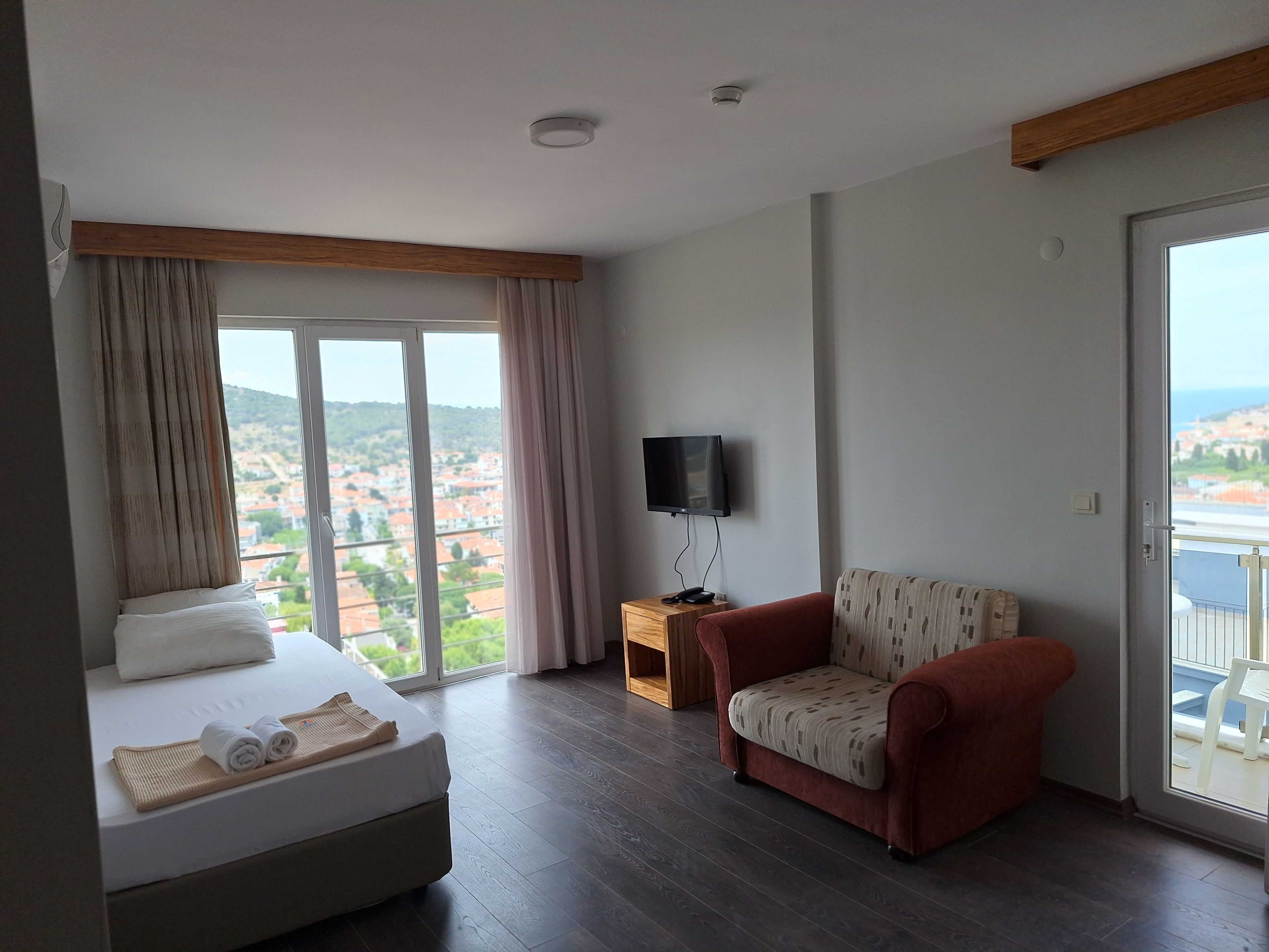 ميني بار وخزنة داخل الغرفة ومكتب وتجهيزات عازلة للصوت