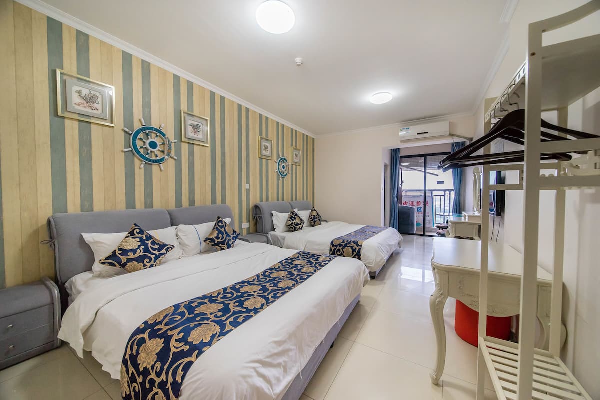 Phòng 2 giường đơn Deluxe | Bộ đồ giường cao cấp, nệm có lớp đệm bông, minibar, bàn