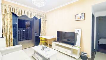 Suite, 2 Schlafzimmer | Wohnbereich | LCD-Fernseher