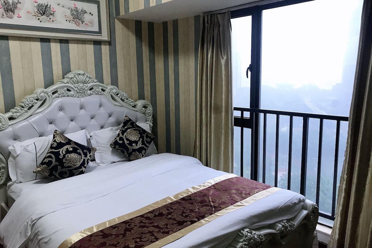 Phòng Suite, 2 phòng ngủ | Bộ đồ giường cao cấp, nệm có lớp đệm bông, minibar, bàn