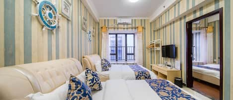 Kamar Triple Deluks | Seprai premium, bantalan ekstra lembut, minibar, dan meja kerja