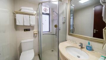 Deluxe-Suite | Badezimmer | Dusche, umweltfreundliche Kosmetikartikel, Haartrockner, Hausschuhe