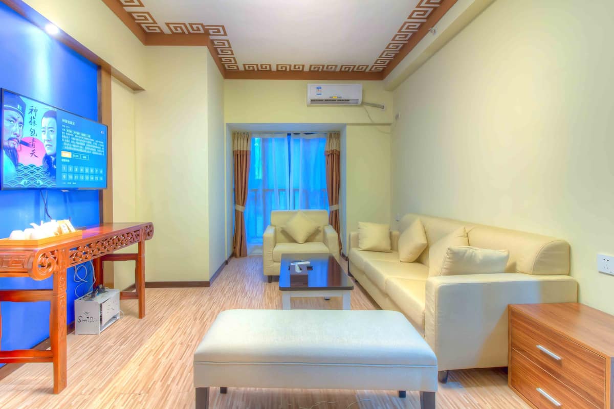 ห้องดีลักซ์สวีท | เครื่องนอนระดับพรีเมียม, เตียงพร้อมฟูกเสริมที่นอน, มินิบาร์, โต๊ะทำงาน