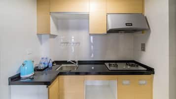 Fridge, stovetop, coffee/tea maker, electric kettle