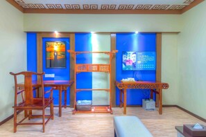 Deluxe Suite | Premium bedding, pillowtop beds, minibar, desk