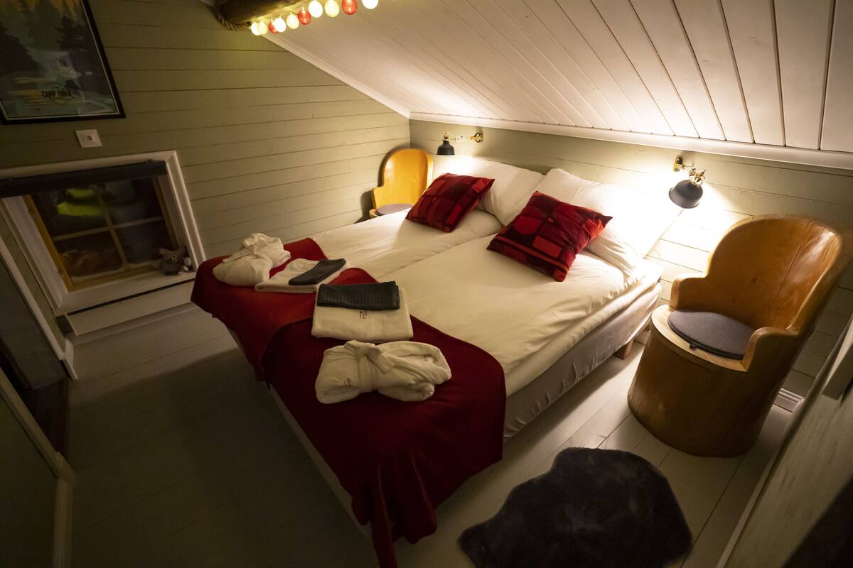 Deluxe Cabin, 1 Queen Bed | Individually decorated, individually furnished, laptop workspace