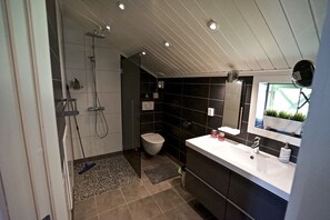 Habitación doble superior | Baño | Ducha, secador de pelo, albornoces y toallas