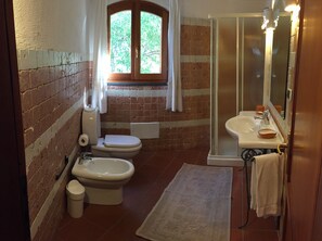 Douche, sèche-cheveux, bidet, serviettes fournies