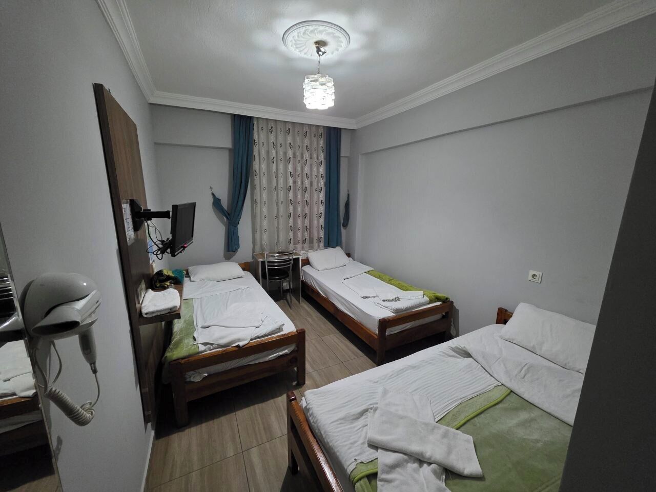 Tremannsrom – standard | Skrivebord, wi-fi (inkludert) og sengetøy