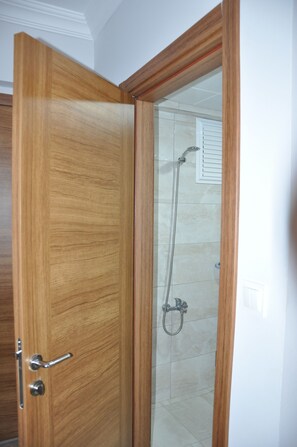 Douche, articles de toilette gratuits, sèche-cheveux, chaussons