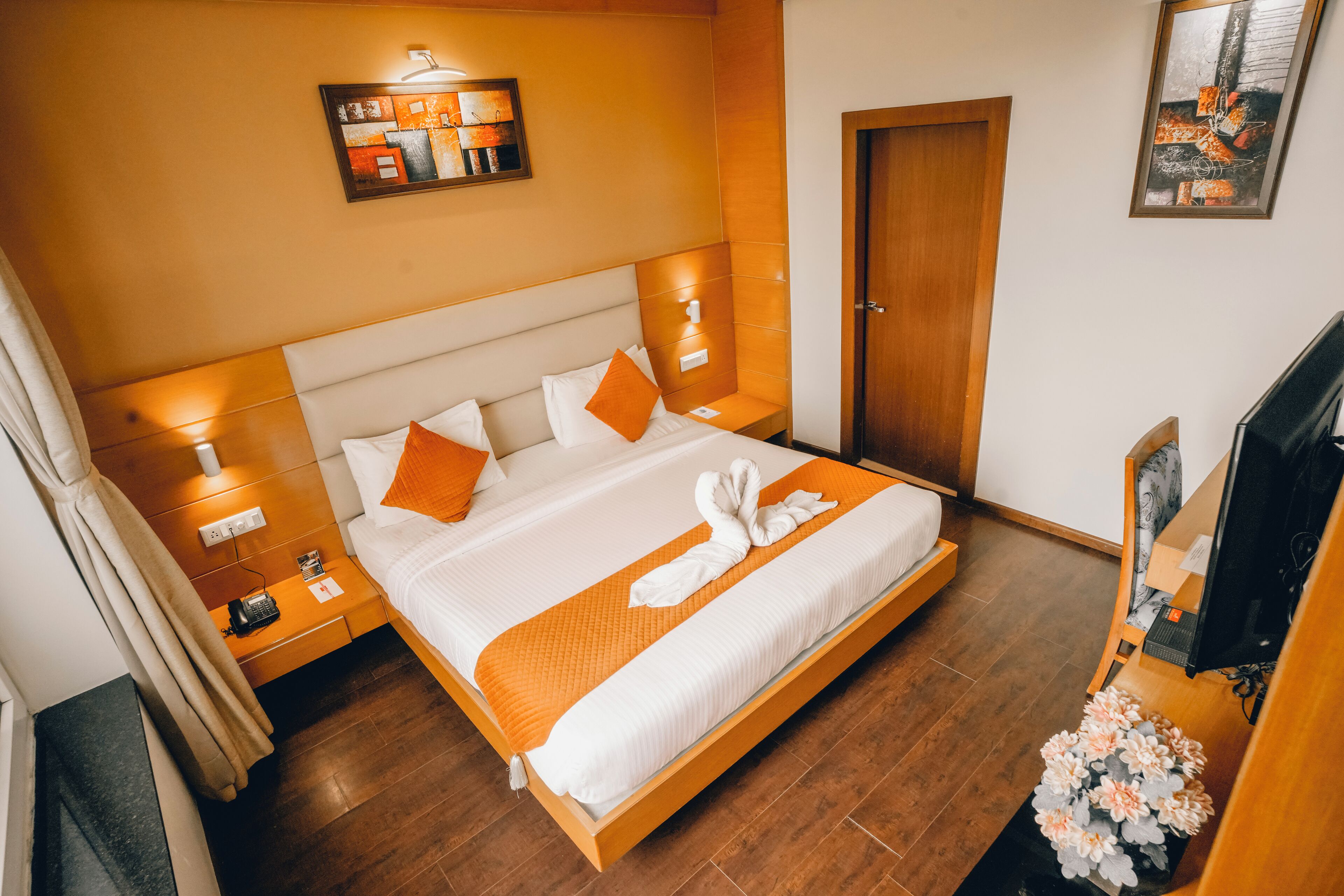 suite | desk, soundproofing, iron/ironing board, rollaway beds