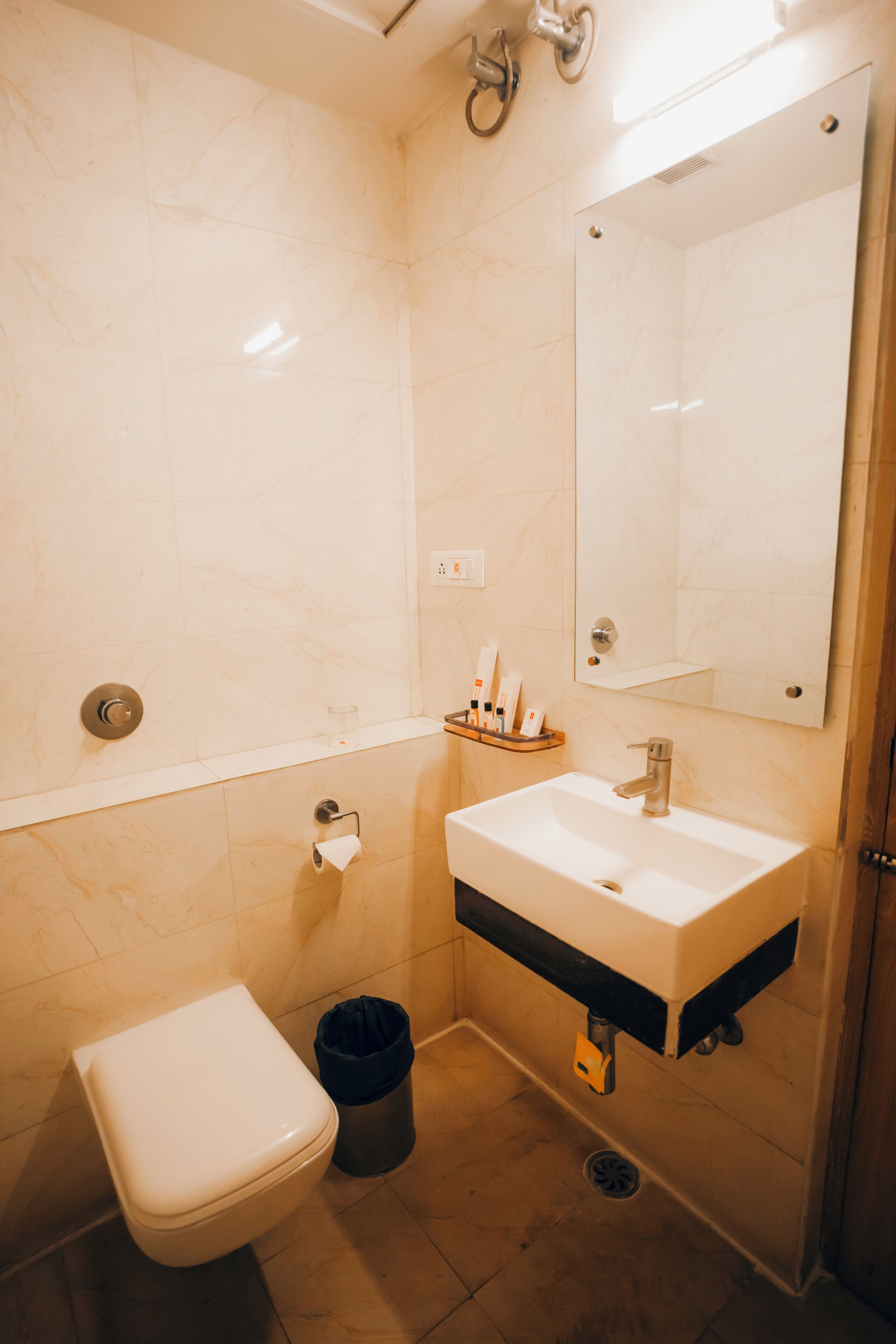 deluxe room | bathroom | shower, free toiletries, towels