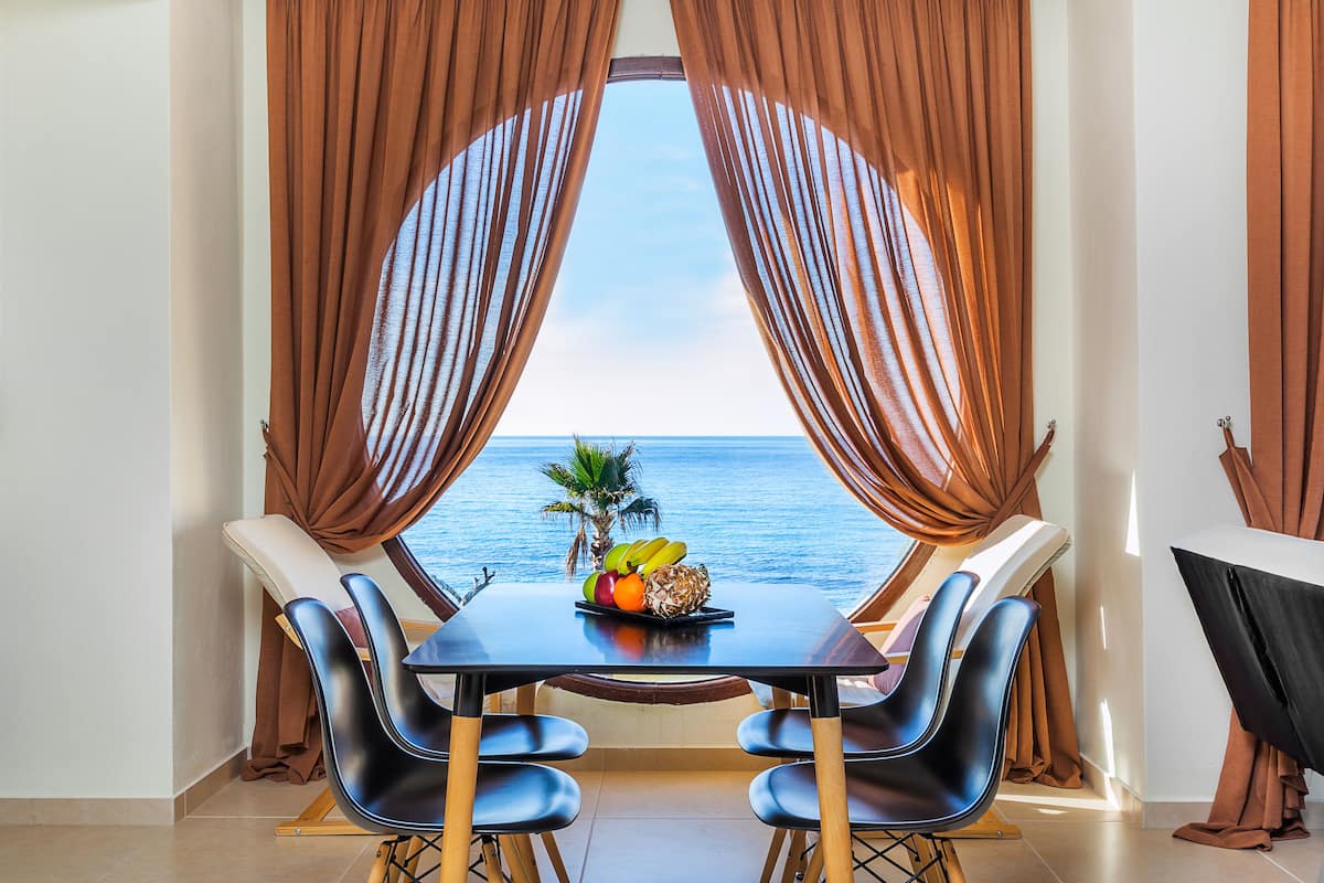 Family Suite 2-Bedroom Sea View | In-room dining