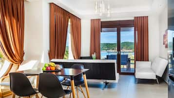 Family Suite 2-Bedroom Sea View | Repas dans la chambre