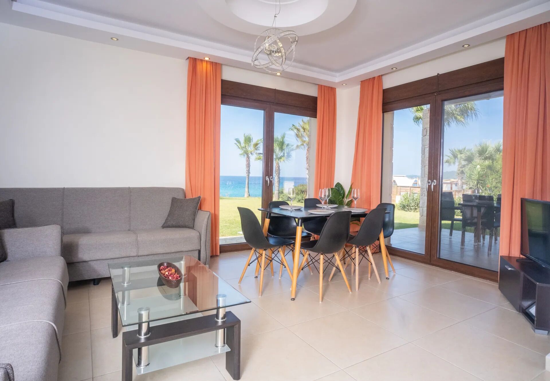 Family Suite 2-Bedroom Sea View Ground Floor | Woonruimte | Een lcd-televisie
