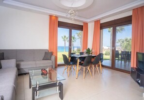 Family Suite 2-Bedroom Sea View Ground Floor | Vardagsrum | LCD-tv