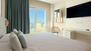 Junior Room, 1 Bedroom, Sea View, Sea Facing | Minibar, desk, free WiFi, bed sheets - Hotel Giosuè a mare (Meta)