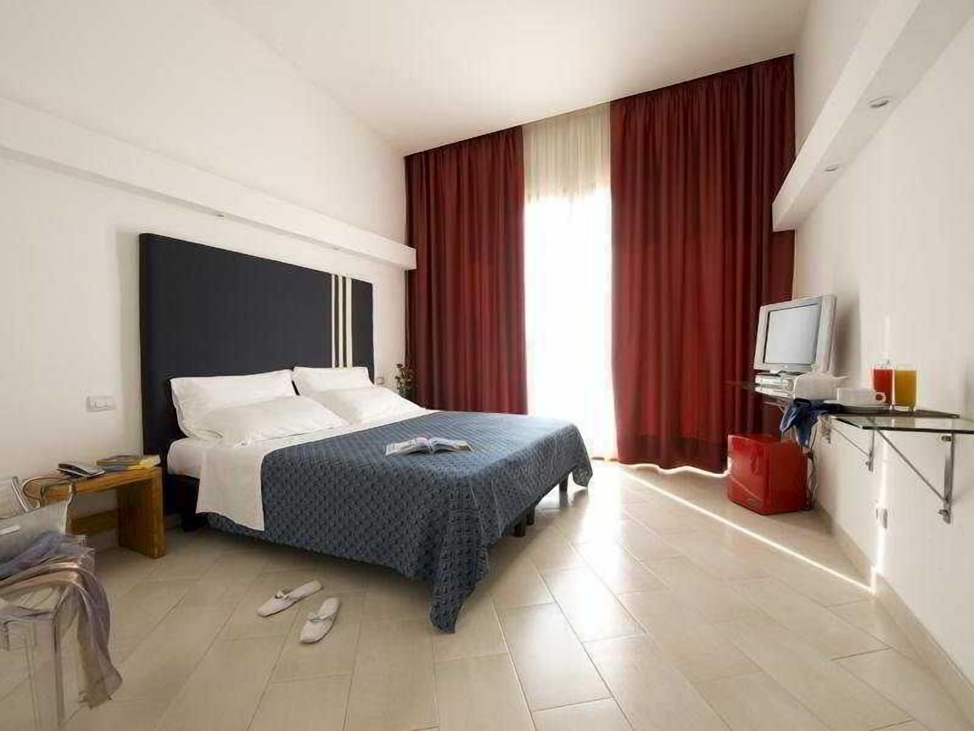 Minibar, escritorio, wifi gratis y ropa de cama 