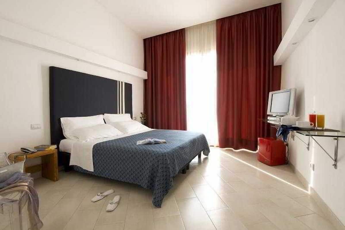 Minibar, skrivbord, gratis wi-fi och sängkläder