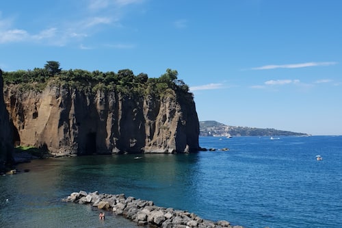 Privatstrand, Liegestühle, Sonnenschirme, Strandtücher
