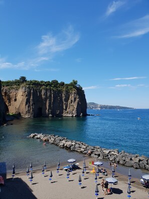 Spiaggia privata, lettini da mare, ombrelloni, teli da spiaggia