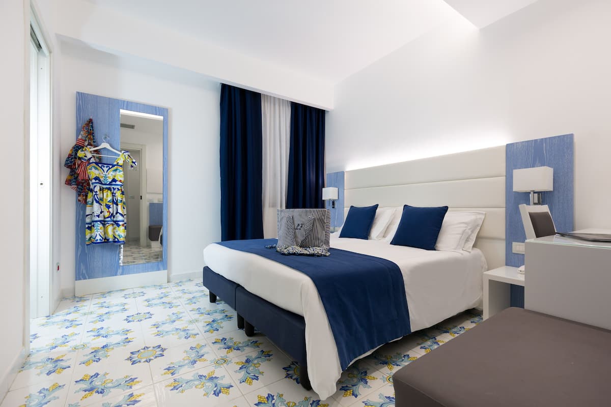Minibar, escritorio, wifi gratis y ropa de cama 