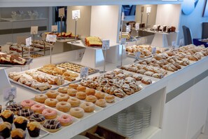 Free daily buffet breakfast  - Hotel Giosuè a mare (Meta)