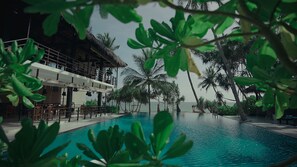 Outdoor pool, pool umbrellas, sun loungers - Mandala Villas (Rekawa)