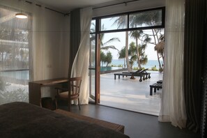 Villa luxueuse, vue sur la plage, au bord de la piscine | 1 chambre, literie de qualité, minibar, coffre-fort