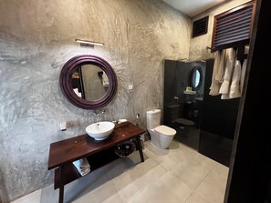 Luxury Villa, Patio, Garden View | Bathroom | Shower, free toiletries, hair dryer, towels - Mandala Villas (Rekawa)