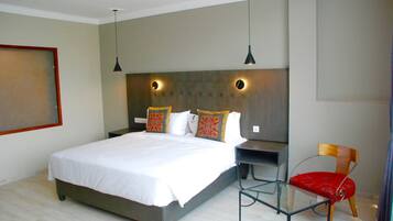 Standaard kamer | Luxe beddengoed, een kluis op de kamer, een bureau, geluiddichte muren