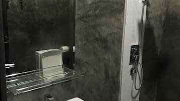 City Duplex, Garden View | Bathroom | Shower, free toiletries, towels
