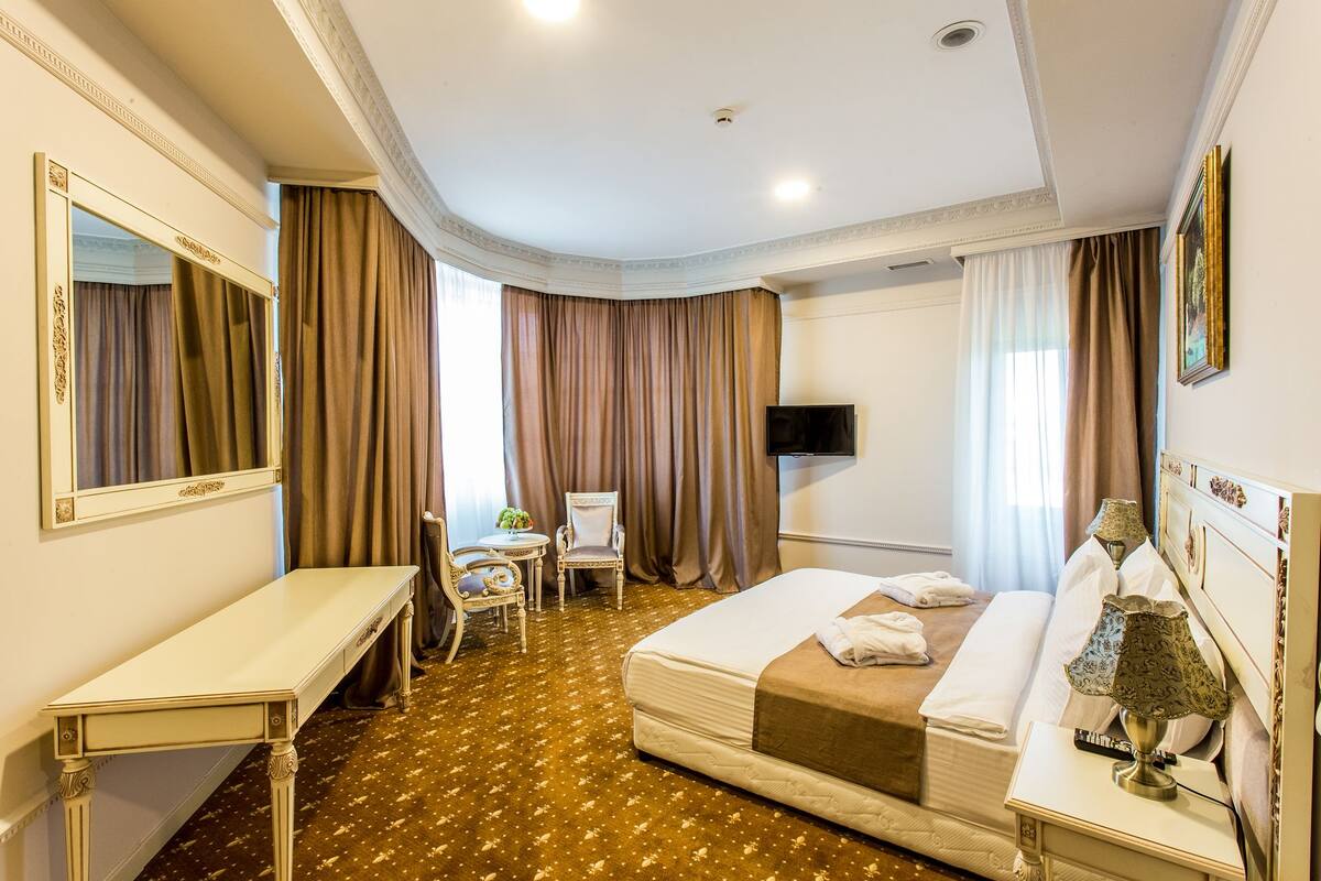 Minibar, in-room safe, desk, iron/ironing board (on request)